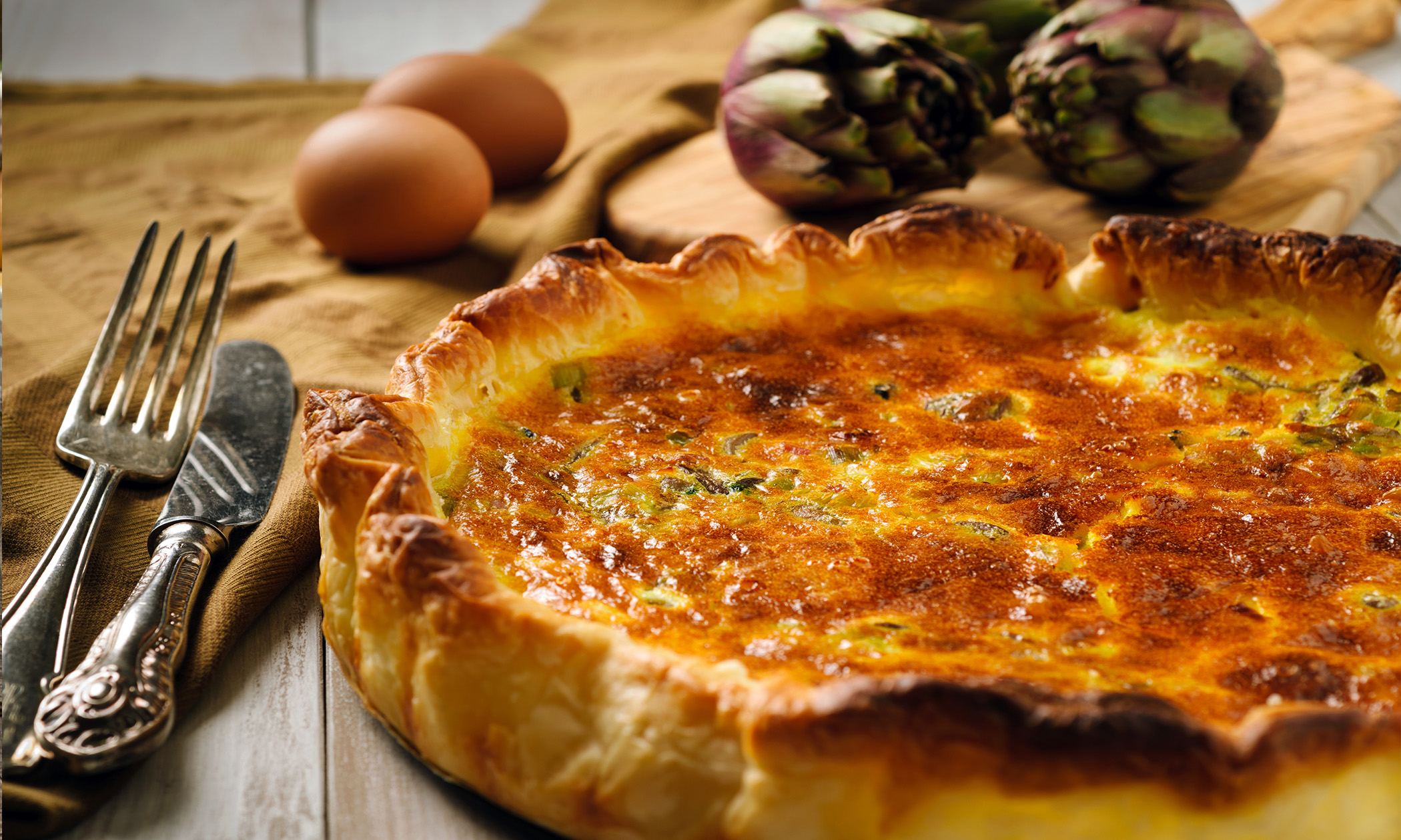 Quiche con carciofi, uova, prosciutto cotto e formaggio filante Coccodi